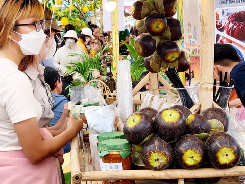 Xem hàng trăm loại bánh tề tựu tại lễ hội bánh dân gian ở Cần Thơ- Ảnh 10. Nước được chế biến từ trái thốt nốt - một sản phẩm đặc trưng của An Giang - được bán trực tiếp tại lễ hội thu hút khá nhiều du khách - Ảnh: CHÍ QUỐC