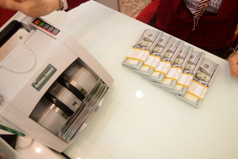 USD ‘hạ nhiệt’, chứng khoán sẽ ra sao sau khi rơi 120 điểm?- Ảnh 1. Ngân hàng Nhà nước đã bán USD can thiệp tỉ giá - Ảnh: QUANG ĐỊNH