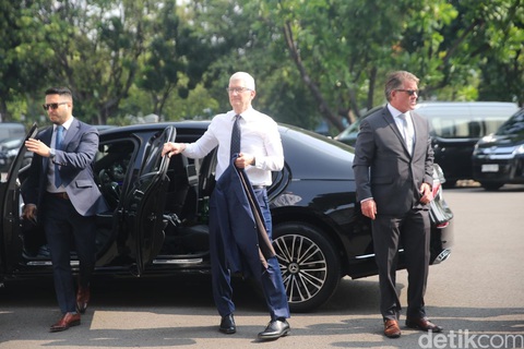 Xe đưa đón Tim Cook ở Indonesia đang nợ thuế- Ảnh 1. Tim Cook (giữa) bước ra từ chiếc Mercedes-Benz S-Class - Ảnh: Detikcom