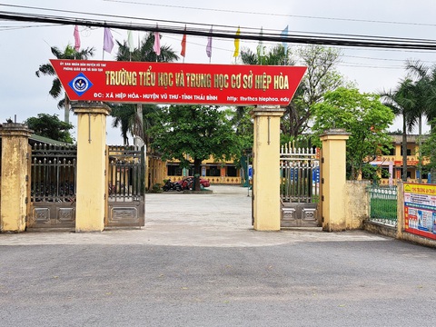 Trường dạy bù vào ngày nghỉ lễ giỗ Tổ vì đám cưới con gái của hiệu trưởng?- Ảnh 1. Trường tiểu học và trung học cơ sở Hiệp Hòa, huyện Vũ Thư, tỉnh Thái Bình tổ chức dạy học cho khối trung học cơ sở vào ngày nghỉ lễ giổ Tổ khiến không ít phụ huynh bức xúc - Ảnh: KHÁNH LINH