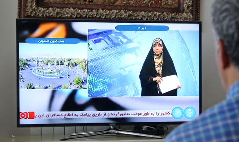 Iranian media covers what US officials say is an Israeli attack on Iran early on Friday. Explosions were reported near the city of Isfahan. Follow our live updates on the Israel-Gaza war and the wider Middle East crisis. Photograph: Anadolu/Getty Images Truyền thông Iran phát bản tin quan chức Mỹ nói Israel tấn công Iran sáng 19-4 - Ảnh: Anadolu/Getty Images
