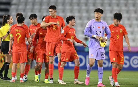 Lại dùng thủ môn đá tiền đạo, U23 Trung Quốc vẫn không thể ghi bàn- Ảnh 3. Thủ thành Yu Jinyong (số 12) đã hai lần được sử dụng trong vai trò tiền đạo ở Giải U23 châu Á 2024 nhưng chưa phát huy được hiệu quả - Ảnh: GETTY