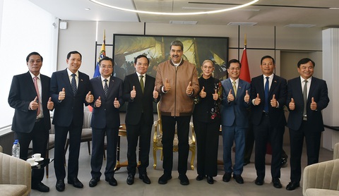 Venezuela thúc đẩy hợp tác dầu khí với Việt Nam- Ảnh 1. Tổng thống Venezuela Nicolas Maduro (giữa) chụp ảnh cùng Phó thủ tướng Trần Lưu Quang và các thành viên tham gia hội đàm - Ảnh: VGP