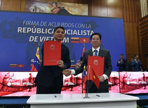 Venezuela thúc đẩy hợp tác dầu khí với Việt Nam- Ảnh 2. Doanh nghiệp Việt Nam và Venezuela trao đổi văn kiện hợp tác ngày 18-4 - Ảnh: VGP