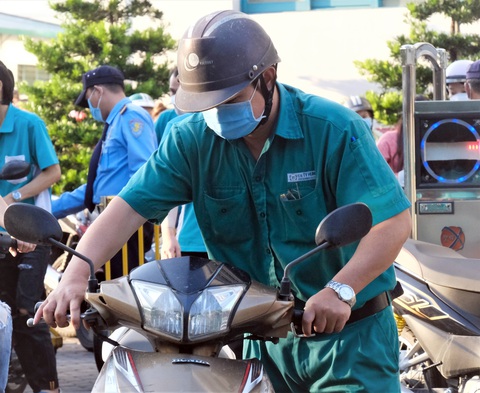 Mất việc tuổi 50: Chẳng lẽ nghẹn ngào rồi bó tay- Ảnh 1. Khó sẽ càng khó hơn với lao động lớn tuổi mất việc nhưng lại chưa đến tuổi hưu - Ảnh: VŨ THỦY