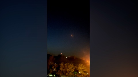 Flashes in the sky of Isfahan, Iran following reports of explosions. IRGC Những vệt sáng trên bầu trời Isfahan, Iran sau báo cáo về các vụ nổ - Ảnh: CNN/IRGC