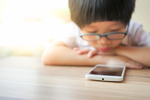 Trẻ 'nghiện' điện thoại: Bắt nguồn từ sự nuông chiều?- Ảnh 1. Có nhiều nguyên nhân khiến trẻ nghiện điện thoại - Ảnh: Tư liệu TTO