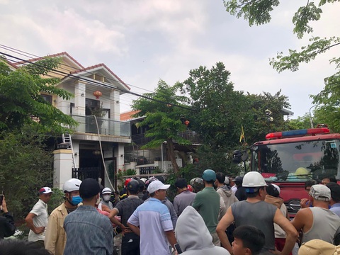 Công an Hội An điều tra vụ chồng chém vợ rồi đốt nhà- Ảnh 1. Cảnh sát nỗ lực dập lửa tại nhà ông T. - Ảnh: H.A.