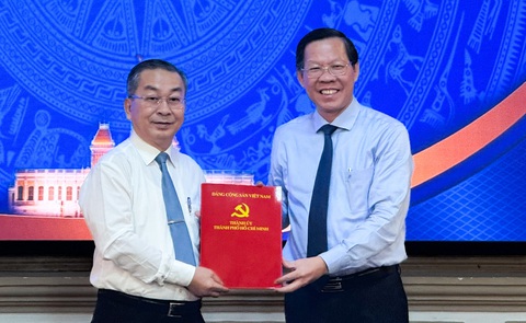 Bí thư quận 8 Võ Ngọc Quốc Thuận làm giám đốc Sở Nội vụ TP.HCM- Ảnh 1. Chủ tịch UBND TP.HCM Phan Văn Mãi trao quyết định cho ông Võ Ngọc Quốc Thuận - Ảnh: L.H.