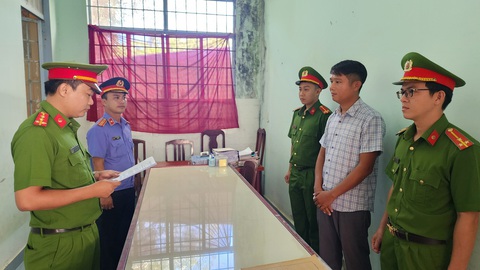 Bắt nhóm người vẽ dự án ma, phân lô, bán nền, lừa đảo chiếm đoạt hàng trăm tỉ đồng ở Phú Quốc- Ảnh 1. Điệp bị công an bắt giữ - Ảnh: VĂN VŨ