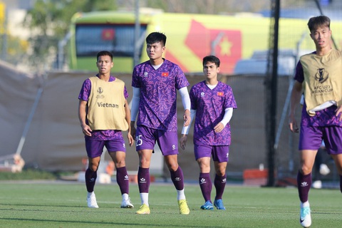 Tiền đạo Nguyễn Văn Tùng (số 25) vẫn tập luyện bình thường cùng toàn đội - Ảnh: VFF Tiền đạo Nguyễn Văn Tùng (số 25) vẫn tập luyện bình thường cùng toàn đội - Ảnh: VFF