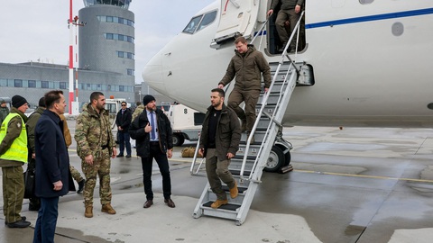 Tình báo Nga tính ám sát Tổng thống Ukraine Zelensky ở Ba Lan?- Ảnh 2. Ông Zelensky đến sân bay Rzeszow-Jasionka ở Ba Lan hồi năm 2022 - Ảnh: REUTERS