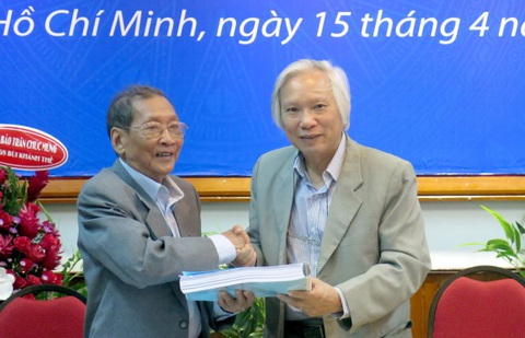 Giáo sư Bùi Khánh Thế qua đời- Ảnh 1. GS.TS Bùi Khánh Thế (trái) trao tặng tượng trưng khối di sản tài liệu cho Trung tâm Di sản các nhà khoa học Việt Nam tháng 4-2017 - Ảnh: LAM ĐIỀN