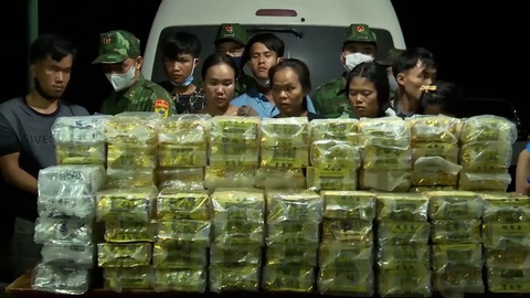 Quảng Trị bắt giữ 9 người Lào cùng 100kg ma túy tổng hợp, lớn nhất trước nay- Ảnh 1. Các đối tượng cùng tang vật 100kg nghi ma túy tổng hợp - Ảnh: PHƯỚC TRUNG