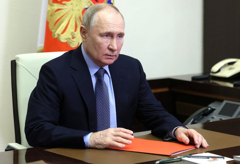 Ông Putin muốn đưa Nga vào top 4 nền kinh tế lớn nhất thế giới- Ảnh 1. Tổng thống Nga Vladimir Putin tại một cuộc họp ở ngoại ô thủ đô Matxcơva hôm 29-3 - Ảnh: REUTERS