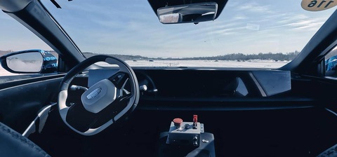 AI tự lái xe điện đỉnh cao: Drift không người lái ngay cả trên băng tuyết- Ảnh 2. Video cho thấy bên trong xe thử nghiệm của Geely không hề có người ngồi, AI vận hành xe 100% - Ảnh cắt từ video, nguồn: Geely