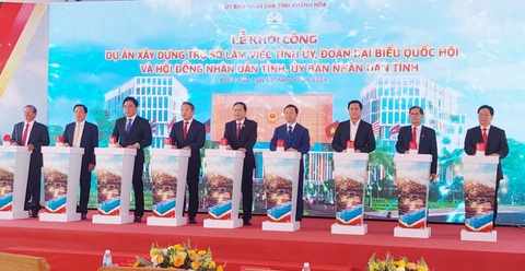 Trụ sở các cơ quan tỉnh Khánh Hòa sẽ là công trình thân thiện với dân- Ảnh 2. Phó chủ tịch thường trực Quốc hội Trần Thanh Mẫn và Phó thủ tướng Trần Hồng Hà (thứ 5 và 6, từ trái qua) cùng đại biểu, các lãnh đạo tỉnh Khánh Hòa và TP Nha Trang bấm nút khởi công dự án xây dựng trụ sở làm việc các cơ quan tỉnh Khánh Hòa - Ảnh: PHAN SÔNG NGÂN