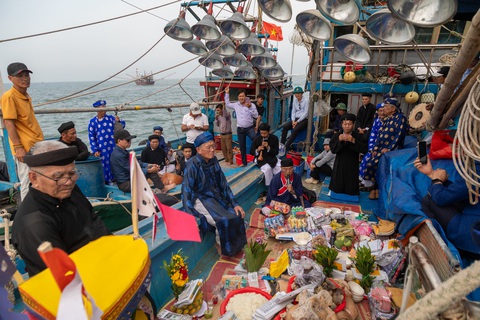 Lễ cầu ngư giữa biển khơi của ngư dân Gio Việt Lễ cầu ngư giữa biển khơi của ngư dân Gio Việt