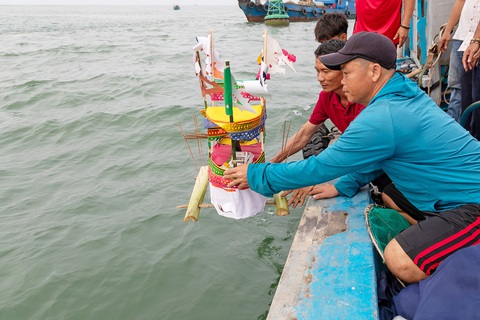 Cầu ngư còn là nghi lễ tâm linh góp phần gắn kết ngư dân giúp đỡ nhau trên biển Cầu ngư còn là nghi lễ tâm linh góp phần gắn kết ngư dân giúp đỡ nhau trên biển