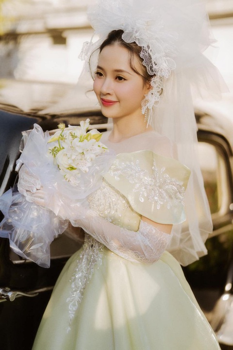 Loạt mỹ nhân Vbiz mặc váy cô dâu, ‘đòi’ lấy chồng- Ảnh 1. Loạt mỹ nhân Vbiz mặc váy cô dâu, ‘đòi’ lấy chồng- Ảnh 1.