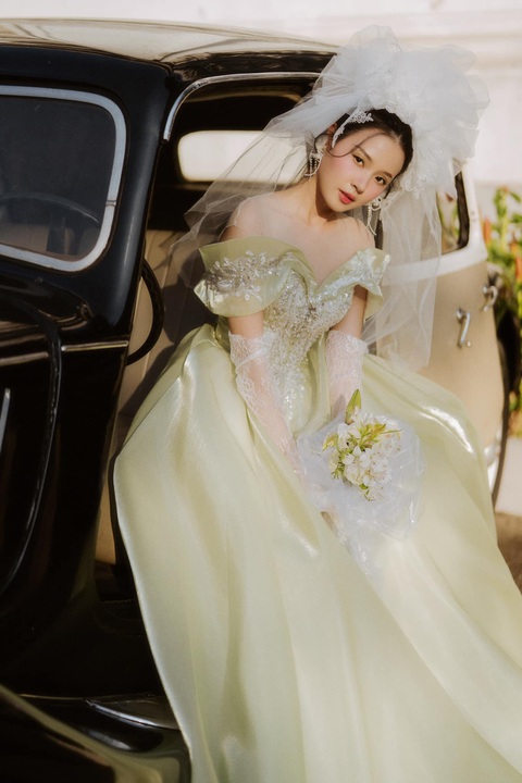 Loạt mỹ nhân Vbiz mặc váy cô dâu, ‘đòi’ lấy chồng- Ảnh 2. Midu đăng ảnh làm cô dâu sau khi lấy tấm bằng thạc sĩ