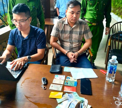 Khởi tố hai phóng viên hành vi cưỡng đoạt tài sản- Ảnh 1. Bị can Thành (bên phải) - Ảnh: CACC