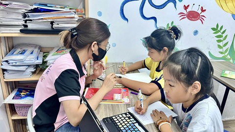 Sinh viên 'vắt sức' làm thêm hai ba công việc cùng lúc- Ảnh 2. Phương Ngân miệt mài làm thêm để san sẻ học phí cho ba mẹ - Ảnh: NGỌC LÂN