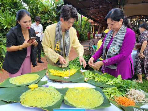 Cần Thơ làm bánh xèo 3 mét đãi khách miễn phí tại Lễ hội bánh dân gian Nam Bộ- Ảnh 1. Bánh xèo được ban tổ chức giới thiệu tại buổi họp báo - Ảnh: CHÍ QUỐC