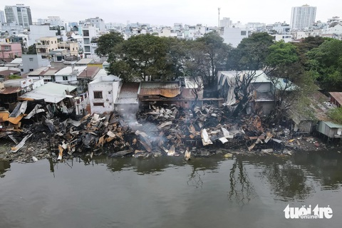 Sau một đêm cháy nhà ven kênh quận 8, khói vẫn nghi ngút- Ảnh 2. Cả dãy nhà ven kênh cháy đen, chỉ còn lại đống đổ nát - Ảnh: PHƯƠNG NHI