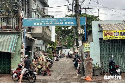 Sau một đêm cháy nhà ven kênh quận 8, khói vẫn nghi ngút- Ảnh 7. Sáng 2-4, lực lượng chức năng căng dây phong tỏa đầu hẻm 124 đường Phạm Thế Hiển, đoạn dẫn vào hiện trường vụ cháy - Ảnh: THẢO LÊ