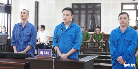 Xét xử vụ buôn lậu trăm tấn thuốc bắc từ Trung Quốc về, có sự tiếp tay của kiểm dịch viên- Ảnh 1. Các bị cáo tại phiên tòa - Ảnh: ĐOÀN CƯỜNG