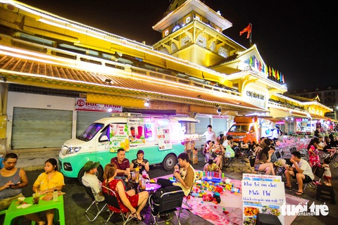 Phố đêm Chợ Lớn quanh khu vực chợ Bình Tây (quận 6, TP.HCM) thưa thớt người dân đến tham quan và thưởng thức đồ ăn tối - Ảnh: QUANG ĐỊNH Hàng rong quanh khu vực chợ Bình Tây, quận 6, TP.HCM thưa thớt người dân đến tham quan và ăn uống - Ảnh: QUANG ĐỊNH