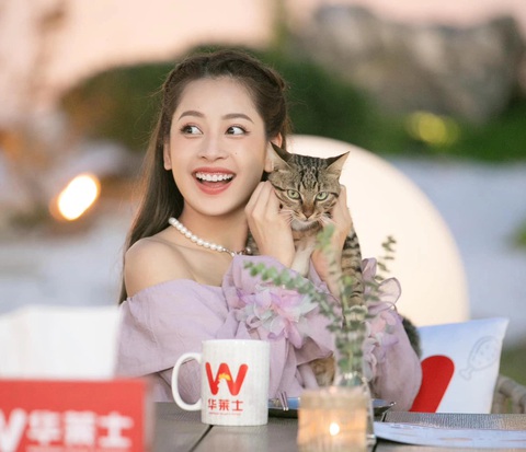 Chi Pu yêu thương vật nuôi, nhất là với mèo - Ảnh: Facebook nhân vật Chi Pu yêu thương thú cưng, nhất là với mèo - Ảnh: Facebook nhân vật