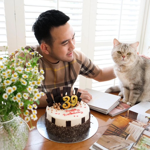 Mọi hoạt động của nhà thiết kế Lê Thanh Hòa đều có sự chứng kiến của chú mèo - Ảnh: Facebook nhân vật Mọi hoạt động của nhà thiết kế Lê Thanh Hòa đều có sự chứng kiến của chú mèo - Ảnh: Facebook nhân vật