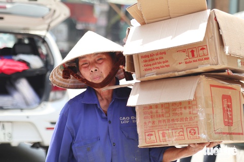 Đổ mồ hôi mưu sinh giữa nắng nóng 40 độ C- Ảnh 4. Dù mới chỉ hai ngày nắng nóng liên tiếp, nhiều người dân ở TP Vinh đã cảm nhận được mùa hè dường như "đến sớm hơn và khó chịu hơn" - Ảnh: DOÃN HÒA