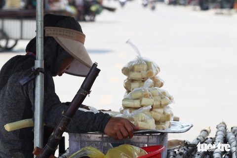 Đổ mồ hôi mưu sinh giữa nắng nóng 40 độ C- Ảnh 7. Mía, dưa hấu, dứa - những loại hoa quả giải nhiệt được bày bán trong thời tiết nắng nóng - Ảnh: DOÃN HÒA