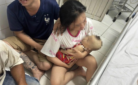 Cha mẹ đau buồn khi bé trai hơn 8 tháng tuổi bị chết tại nơi giữ trẻ tự phát - Ảnh: C.A. Cha mẹ bé T. đau buồn khi bé chết bất thường tại nơi giữ trẻ tự phát - Ảnh: C.A.