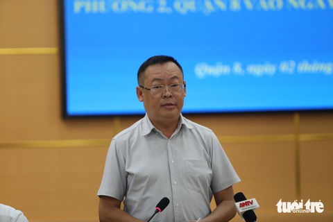 Dãy nhà ven kênh quận 8 bị cháy nằm trong dự án cải tạo bờ nam kênh Đôi- Ảnh 1. Ông Phạm Quang Tú, phó chủ tịch UBND quận 8, chủ trì buổi họp báo - Ảnh: MINH HÒA