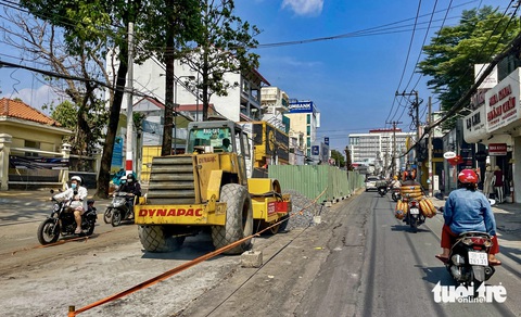 TP.HCM kiểm tra từng con đường, cây cầu để sớm sửa chữa- Ảnh 1. Mặt đường Võ Văn Ngân (TP Thủ Đức) đang được sửa chữa - Ảnh: CHÂU TUẤN