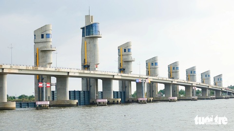 Cống Cái Lớn đã đóng hoàn toàn 11 cửa van để kiểm soát mặn- Ảnh 5. Khoảng 9 tiếng đồng hồ sau đó, đơn vị quan sát thủy triều rút và xem điều kiện cân bằng mặt nước, kỹ thuật vận hành thì sẽ mở 4 cửa van để tiêu thoát nồng độ mặn ra biển - Ảnh: CHÍ CÔNG