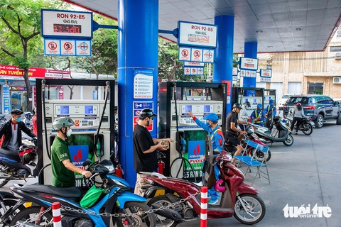 Tổng công ty Dầu Việt Nam bị tấn công hệ thống mạng có chủ đích- Ảnh 1. Hệ thống xăng dầu của PVOIL vẫn bán hàng bình thường, nhưng phải nhập dữ liệu hóa đơn điện tử bằng phương pháp thủ công - Ảnh: C.THỦY