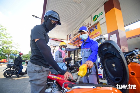 Dự thảo mới: Thương nhân tự công bố giá bán lẻ xăng dầu, 7 ngày/lần- Ảnh 1. Thương nhân phân phối cũng được điều chỉnh công bố giá xăng dầu - Ảnh: Q.ĐỊNH