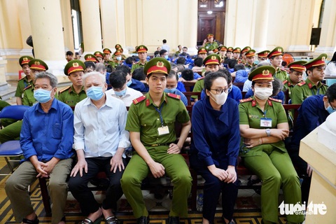 Vụ Vạn Thịnh Phát: Bà Đỗ Thị Nhàn nói nhận thùng xốp nhưng không biết bên trong có tiền- Ảnh 2. Các bị cáo tại tòa - Ảnh: HỮU HẠNH