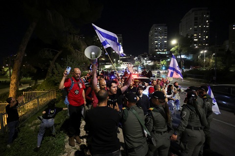 Biểu tình phản đối Thủ tướng Israel Benjamin Netanyahu ở Jerusalem, ngày 1-4 - Ảnh: REUTERS Biểu tình phản đối Thủ tướng Israel Benjamin Netanyahu ở Jerusalem, ngày 1-4 - Ảnh: REUTERS