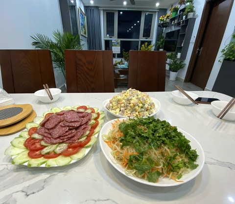 Chán cảnh nhà thuê hầm hập, đánh liều mua đất xây nhà cũng thành công- Ảnh 3. Từ ngày về nhà mới, chị thích chăm chút cho bữa cơm hằng ngày, chủ yếu với các món ăn thanh đạm - Ảnh: N.DUNG