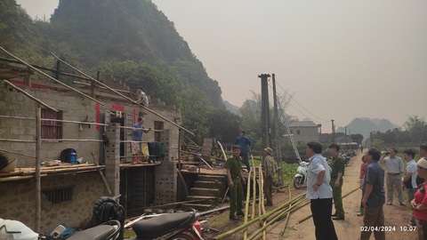 Dông lốc, mưa đá làm hơn 500 nhà dân ở Cao Bằng tốc mái- Ảnh 1. Lực lượng chức năng và người dân ở xã Trung Phúc làm lại mái nhà sau trận dông lốc, mưa đá - Ảnh: Cổng TTĐT Trùng Khánh