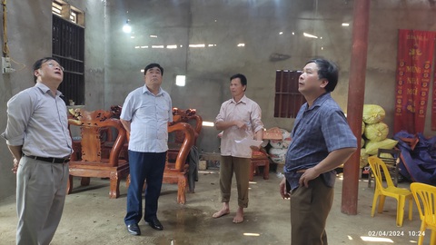 Dông lốc, mưa đá làm hơn 500 nhà dân ở Cao Bằng tốc mái- Ảnh 2. Lãnh đạo UBND huyện kiểm tra và động viên bà con nhân dân sau trận mưa đá và gió lốc tại xã Trung Phúc - Ảnh: Cổng TTĐT Trùng Khánh