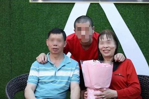 Sau 25 năm, bố mẹ tìm thấy con trai mất tích ở trong tù- Ảnh 1. A Văn đoàn tụ vợ chồng ông Viên sau 25 năm mất tích trong nhà tù.