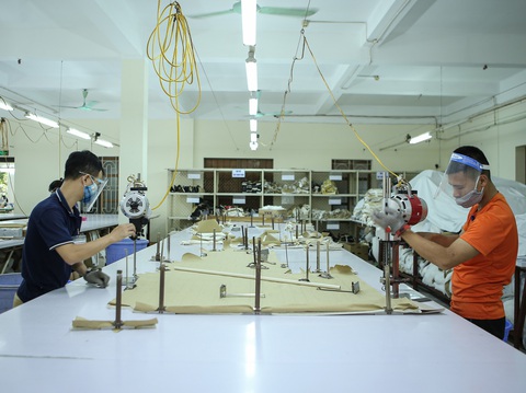 Công nhân may làm theo ca kíp, dây chuyền rất khó xin nghỉ việc, nếu nghỉ nhiều để chăm sóc cha mẹ phải nghỉ không lương - Ảnh: GIA ĐOÀN Công nhân may làm theo ca kíp, dây chuyền rất khó xin nghỉ việc, nếu nghỉ nhiều để chăm sóc cha mẹ phải nghỉ không lương - Ảnh: GIA ĐOÀN