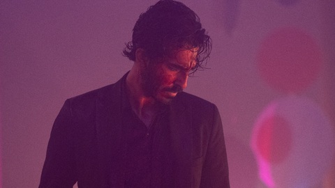 Sao nam 'Triệu phú ổ chuột' hô biến thành 'John Wick' Ấn Độ- Ảnh 3. Tạo hình Monkey Man của Dev Patel có nhiều điểm tương đồng với John Wick (Keanu Reeves thể hiện)